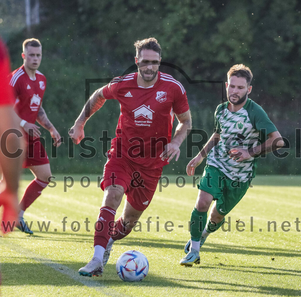 2023-08-11_020_FC_Finsing_gegen_SV_Eichenried | Finsing, Deutschland, 11.08.2023:
Fußball, Kreisliga 2023 / 2024, 4. Spieltag, FC Finsing gegen SV Eichenried, Endergebnis: 3:0

Markus Rickhoff (FC Finsing, #7), Justin Bauer (SV Eichenried, #18)

Foto: Christian Riedel / fotografie-riedel.net