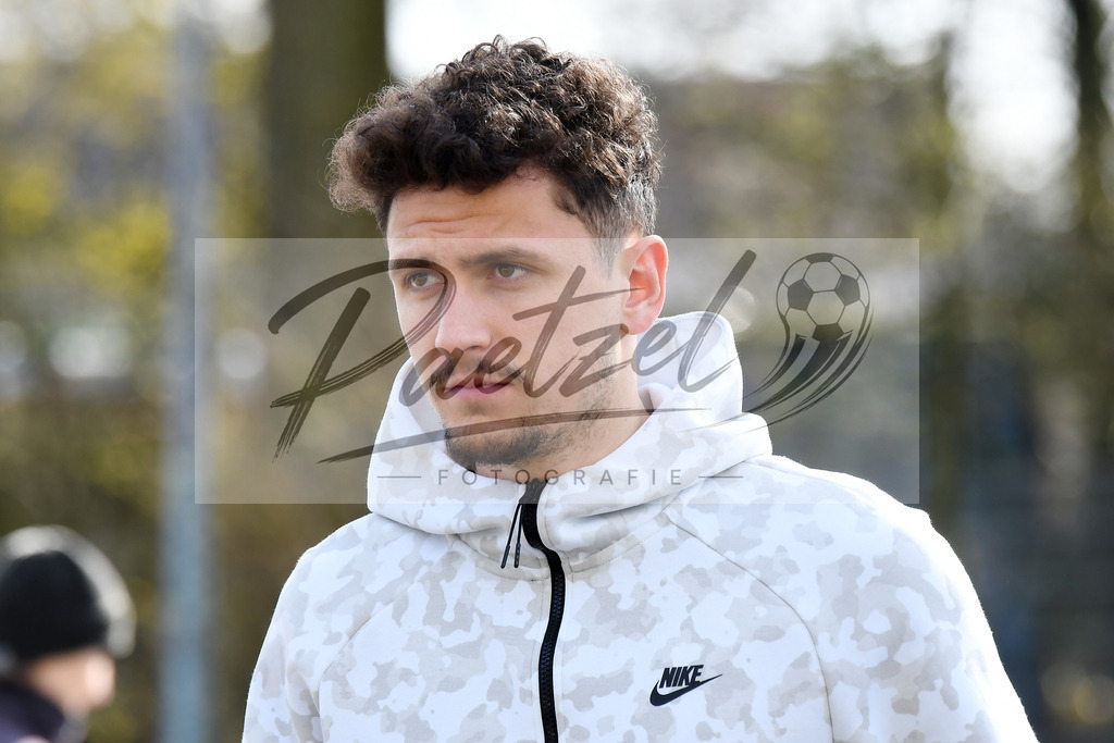 20200303_PKWBRE_0045 | Fussball, Herren: Milos Veljkovic (Werder Bremen) schaut auf dem Weg ins wohninvest Weserstadion am 03.03.2020 in Bremen, Deutschland. - Realisiert mit Pictrs.com