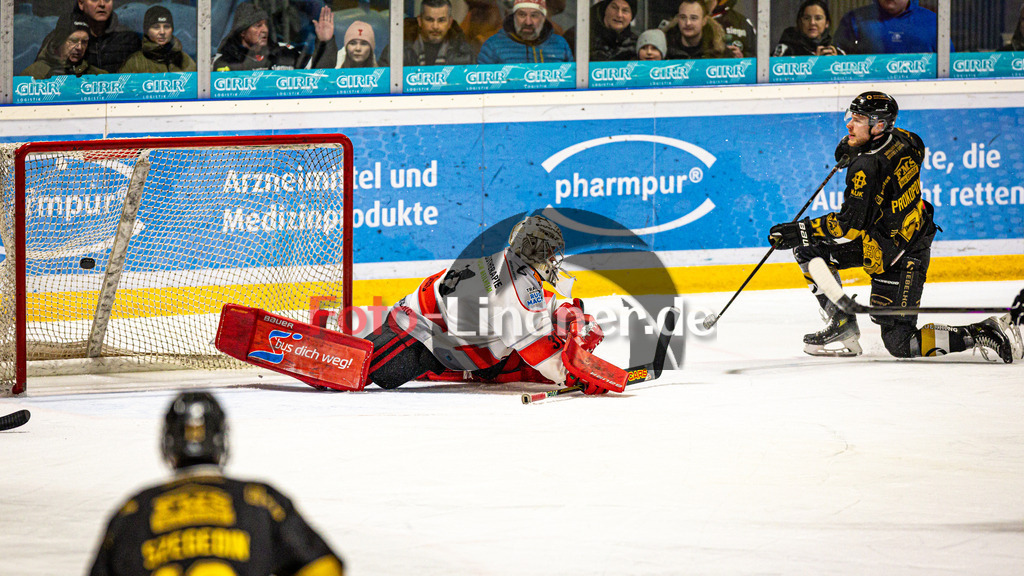 EHC Königsbrunn PINGUINE gegen TSV Peißenberg MINERS | Eishockey Bayernliga Herren Playoffs Viertelfinale 2024/25 - Spiel 5 von 7, EHC Königsbrunn PINGUINE gegen TSV Peißenberg MINERS, 20250218,Tor Toms PROKOPOVICS (EHC 27),2025-02-18 in Königsbrunn (Eisstadion Königsbrunn)Toms PROKOPOVICS (EHC 27), Korbinian SERTL (MINERS Goali 31)Copyright: WolfgangxLindner foto-lindner.de