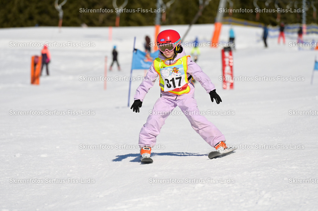 SRF_27.02.2026_076 | Skirennfotos,Serfaus,Fiss,Ladis,Kinderskirennen,Winter,Tirol,Oberland,skirace,SFL,feelfree,weil wir's genießen,ski,Ski,skifahren,Sonnenplateau, - Realisiert mit Pictrs.com