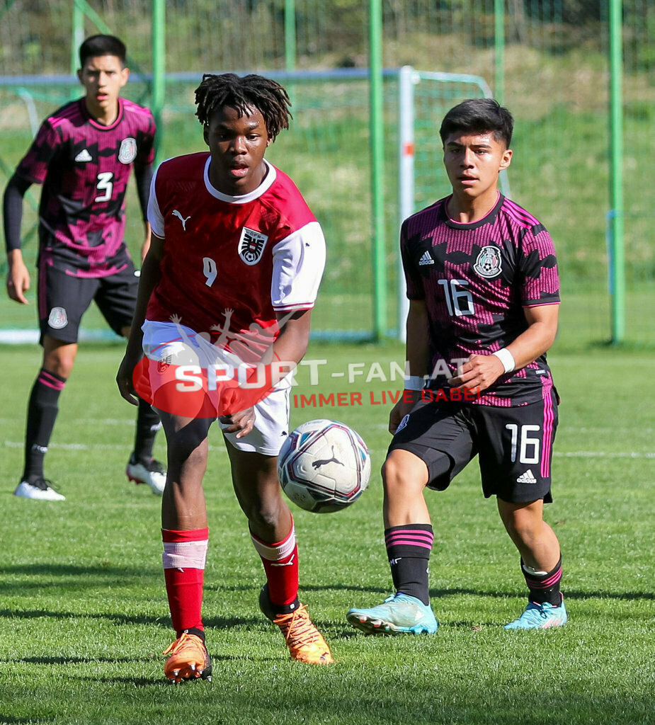 AUSTRIA U15 - MEXICO U15 | Cristobal Aviles (Mexico #3) KENNETH ADEJENUGHURE (Austria #9) Jesus Torres (Mexico #16) ; AUSTRIA U15 - MEXICO U15 am 29.04.2022 in Arnoldstein
(Sportplatz), AUSTRIA, (Photo by Ernst Krawagner sport-fan.at) - Realisiert mit Pictrs.com