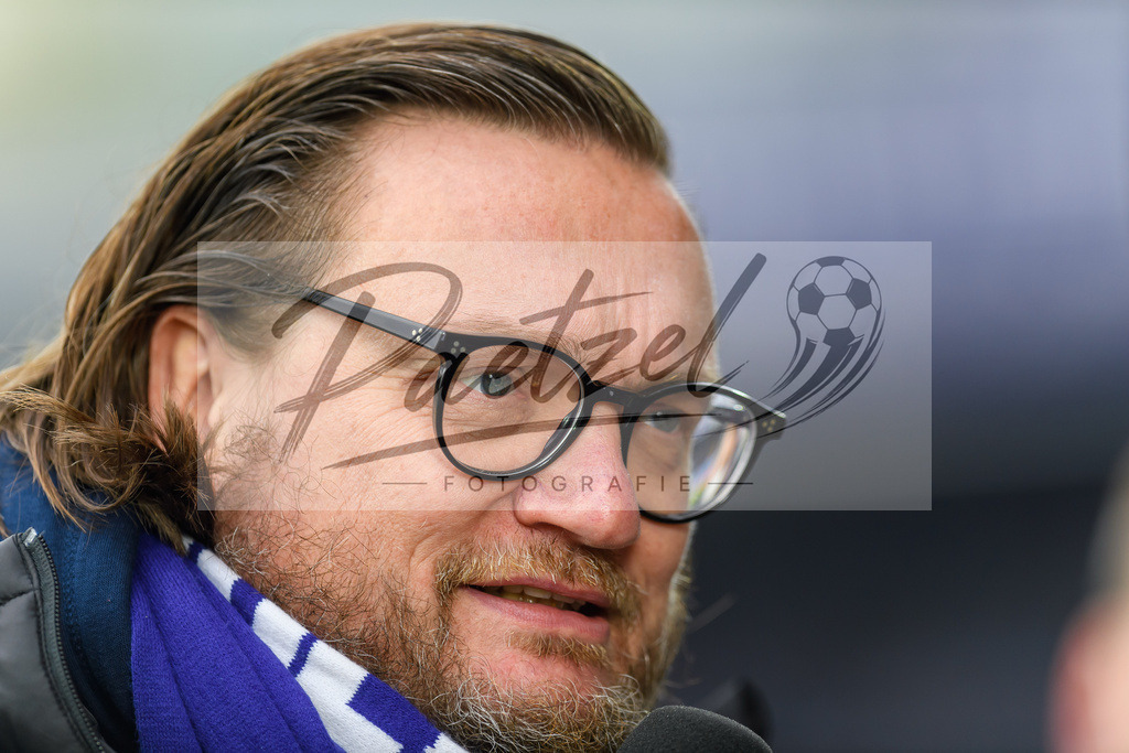 OSNTSV20211106_085 | Fussball, Herren: Geschaeftsfuehrer Michael Welling (VfL Osnabrueck) schaut bei dem Spiel der 3. Liga zwischen VfL Osnabrueck und TSV 1860 Muenchen im Stadion an der Bremer Bruecke am 06.11.2021 in Osnanbrueck, Deutschland.DFB / DFL REGULATIONS PROHIBIT ANY USE OF PHOTOGRAPHS AS IMAGE SEQUENCES AND/OR QUASI-VIDEO. - Realisiert mit Pictrs.com