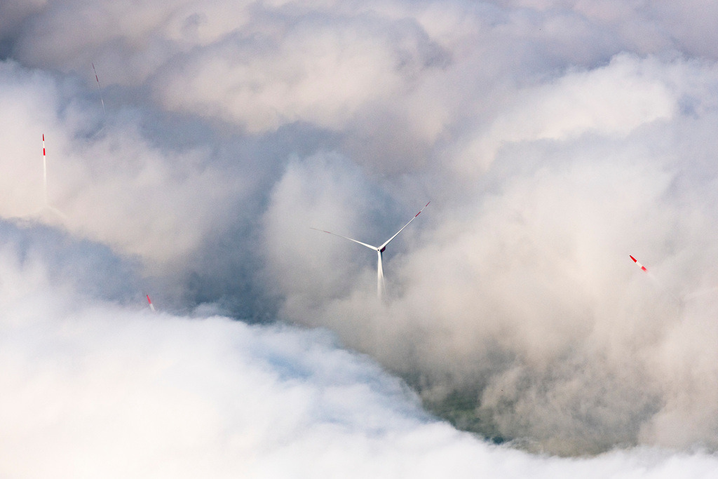 dr__0024038.jpg | FLACHSLANDEN 17.06.2019 Wetterbedingt in eine Wolken- Schicht eingebettete Windenergieanlagen in Flachslanden im Bundesland Bayern, Deutschland. // Weather-induced wind energy installations embedded in a clouds layer in Flachslanden in the state Bavaria, Germany. Foto: Daniel Reiter
