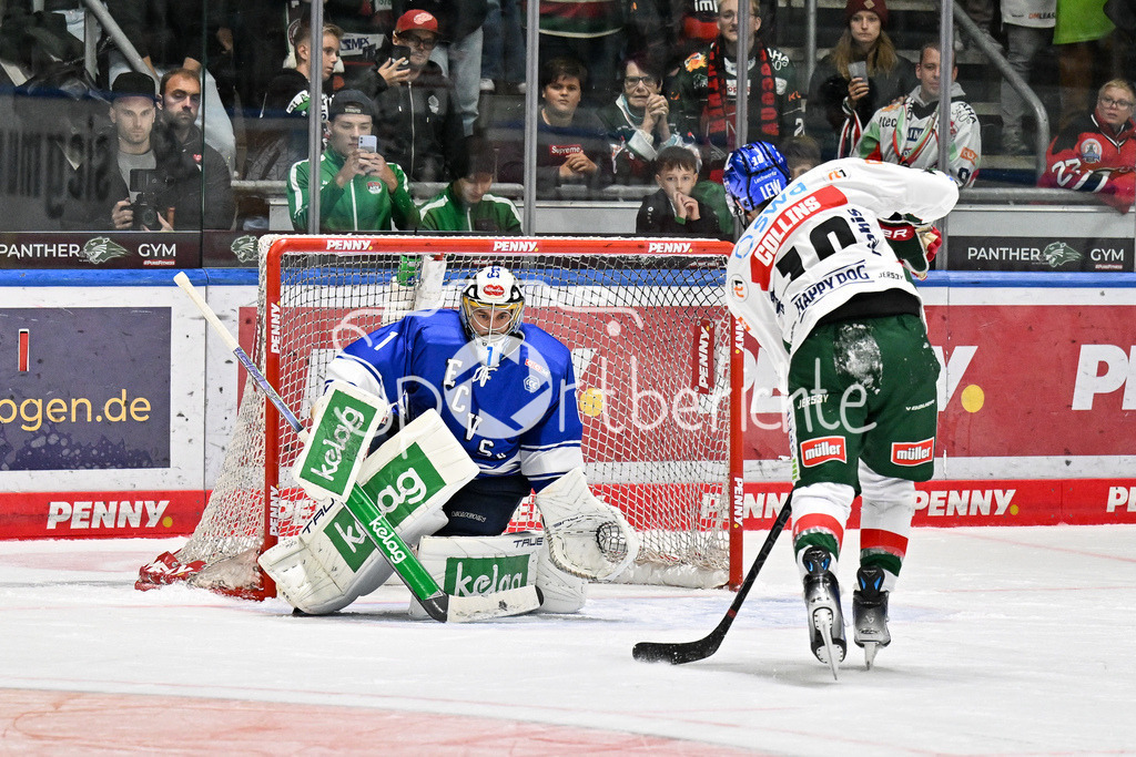 Augsburger Panther - EC VSV | scheitert mit seinem Penalty am Gaestekeeper Jean-Philippe LAMOUREUX (EC VSV #1) / Chris COLLINS (Augsburger Panther #10)
