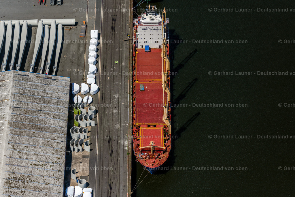 4029461 | BREMEN 01.06.2020 Kranschiff ankernd im Hafen am Offshore-Terminal Bremerhaven im Ortsteil Neustädter Hafen in Bremen, Deutschland. // Crane ship anchoring in the port at the Bremerhaven offshore terminal in the Neustaedter Hafen district in Bremen, Germany. Foto: Gerhard Launer
