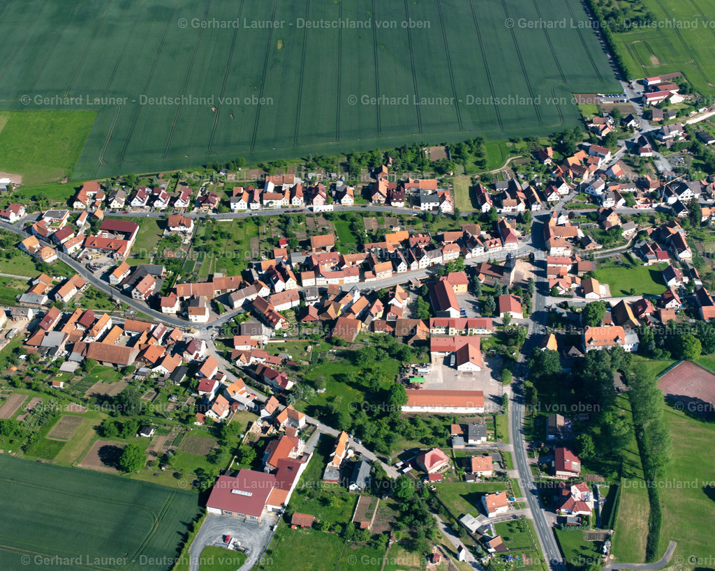 2634600 | MARTINFELD 09.06.2006 Landwirtschaftliche Nutzflächen und Feldgrenzen  umsäumen das Siedlungsgebiet des Dorfes in Martinfeld im Bundesland Thüringen, Deutschland // Agricultural land and field boundaries surround the settlement area of the village  in Martinfeld in the state Thuringia, Germany Foto: Gerhard Launer