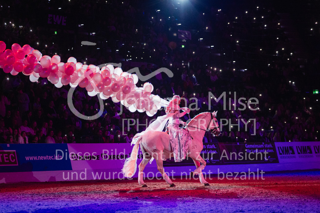 241102_Oldenburg_Show-357 | Deine schönsten Turniermomente als professionelle Fotos! Entdecke hochwertige Pferdesport-Fotografie im Online-Shop. Jetzt Fotos finden & bestellen!