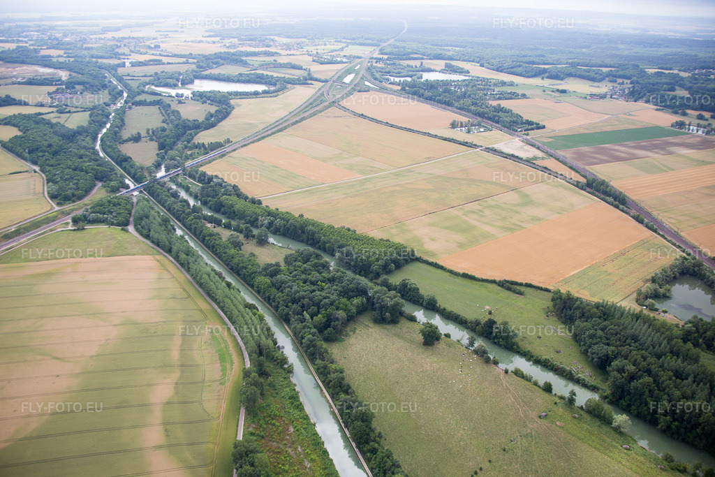 Vue aérienne: Amancon à Saint-Florentin dans le département Yonne, France. Photo: IMG_082621.jpg prise le 21/06/2015 par Werner Riehm/FLY-FOTO.eu – Résolution de l'original: 5472 x 3648 px