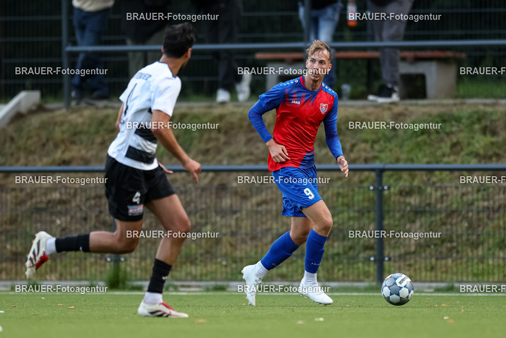 1_KFCWAT_20250723_0801.JPG -  - KFC Uerdingen - SG Wattenscheid 09 - Testspiel | Krefeld, Deutschland, 23.07.25: Etienne-Noel Reck (KFC Uerdingen) in Aktion, am Ball, Einzelaktion waehrend des Testspiel Spiels zwischen KFC Uerdingen - SG Wattenscheid 09 in der Covestro Sportpark am 23. July 2025 in Krefeld, Deutschland. (Foto von Stefan Brauer/Brauer-Fotoagentur)
