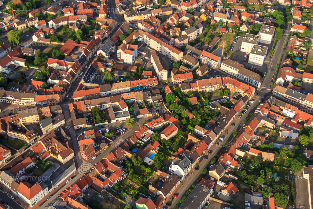 Aerial view: Rue des Écoles in Bischwiller in the state Bas-Rhin, France. – Photo: IMG_30426.jpg taken on 07/09/2010 by Werner Riehm/FLY-FOTO.com – Resolution of the original: 4752 x 3168 px