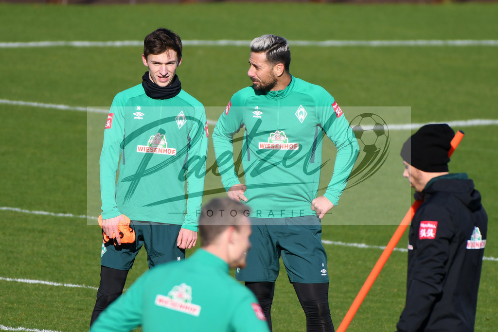 20200205_TRASVW_0041 | Fußball, Herren: Benjamin Goller (SV Werder Bremen) und Claudio Pizarro (SV Werder Bremen) schauen waehrend der Trainingseinheit des SV Werder Bremen im Wohninvest Weserstadion am 05.02.2020 in Bremen, Deutschland. - Realisiert mit Pictrs.com
