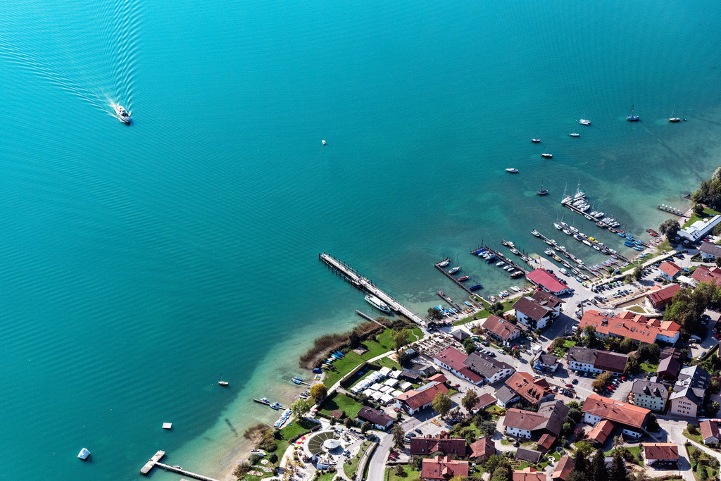 dr__0019512.jpg | GSTADT AM CHIEMSEE 18.09.2018 Dorfkern an den See- Uferbereichen des Chiemsee unterwandertem sieht man den Ankeger der Chiemsee Schifffahrt in Gstadt am Chiemsee im Bundesland Bayern, Deutschland. // Village on the lake bank areas of Chiemsee in Gstadt am Chiemsee in the state Bavaria, Germany. Foto: Daniel Reiter