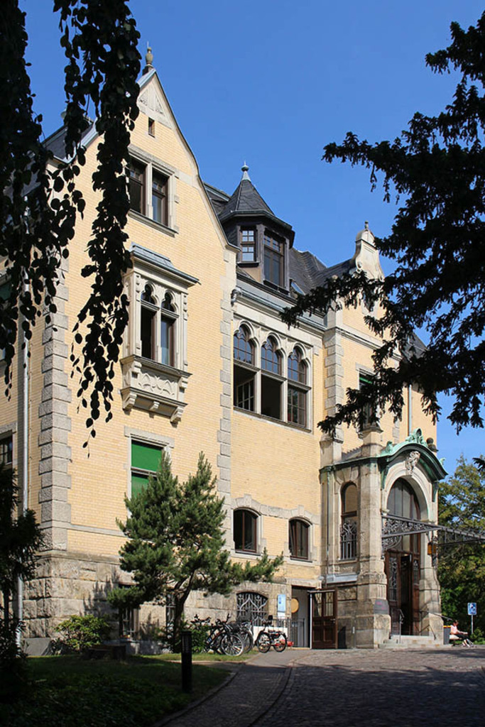 Connewitz - Villa Schomburgk - Krankenhaus Betanien | Entdecke über 20 Kategorien Leipzig-Motive: Foto-Downloads, hochwertige Poster, Leinwand- & Fine-Art-Prints. Jetzt Lieblingsfoto im Bildlexikon Leipzig Shop bestellen!