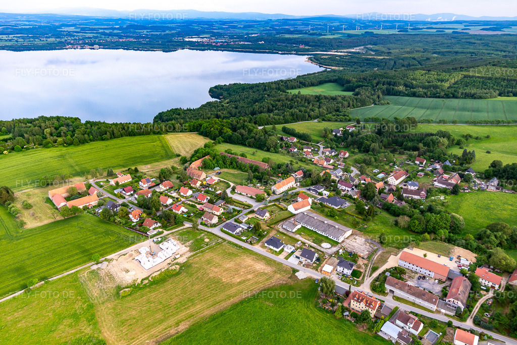 Luftbild: Ortschaft am Berzdorfer See im Ortsteil Jauernick-Buschbach in Markersdorf im Bundesland Sachsen in Deutschland. Foto: IMG_141656.jpg vom 23.05.2024 durch Werner Riehm/FLY-FOTO.de