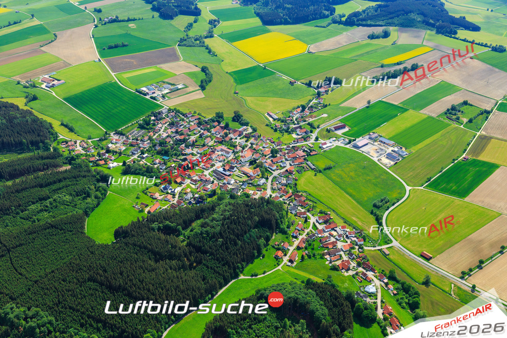 Die Luftaufnahme der Stadt Waltenhausen wurde vom UL-Flugzeug heraus erstellt ( keine Drohne )- hohe Auflösung für beste Qualität