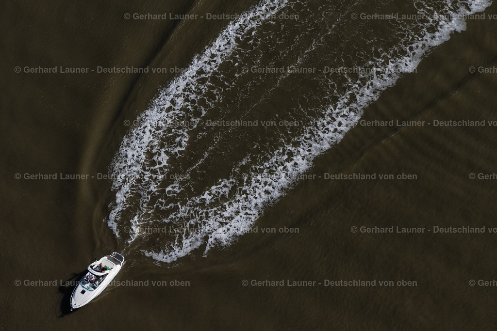 4030381 | BREMERHAVEN 01.06.2020 Motorboot - Schnellboot in Fahrt auf der Weser im Ortsteil Mitte-Süd in Bremerhaven im Bundesland Bremen, Deutschland. // Motorboat - speedboat in motion auf of Weser in the district Mitte-Sued in Bremerhaven in the state Bremen, Germany. Foto: Gerhard Launer