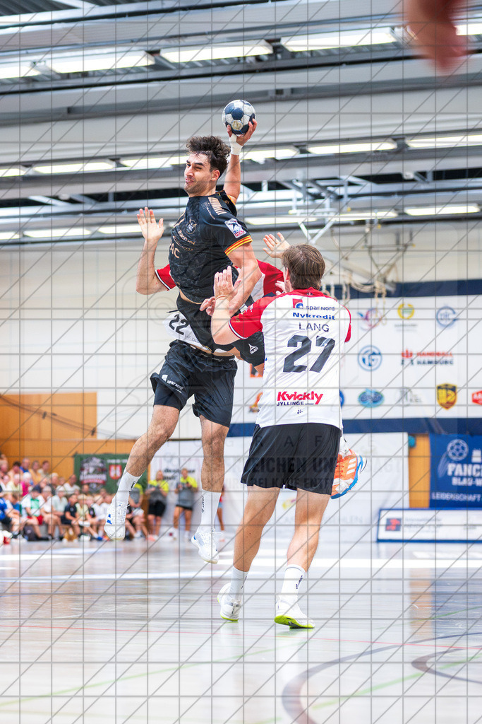 IHC 2026 - HØJ Elite vs. PAUC Handball | Nikolos Kalandadse (Pays d´Aix Université Club Handball #27), Kassem Awad (HØJ Elite #22), Andreas Lang (HØJ Elite #27); IHC 2026 - HØJ Elite vs. PAUC Handball am 09.08.26 in Sporthalle KGS, Schneverdingen - Realisiert mit Pictrs.com