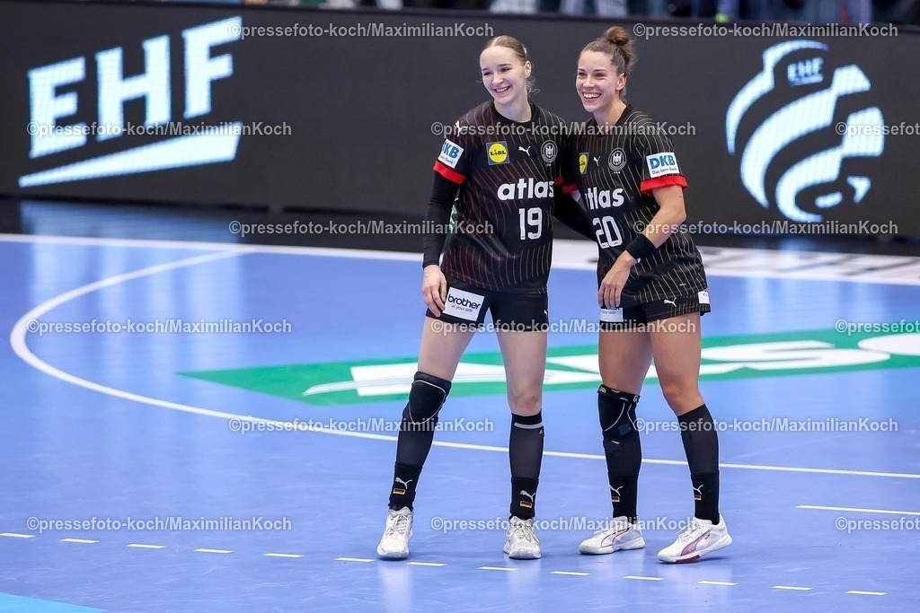 DHB16102501144 | 16.10.2025, Handball, EHF Frauen Länderpiel, EM Qualifikation 2026, Deutschland - Nordmazedonien, Schwalbe-Arena in Gummersbach:  Nieke KÜHNE (GER #19) und  Emily VOGEL (GER #20) klatschen sich ab