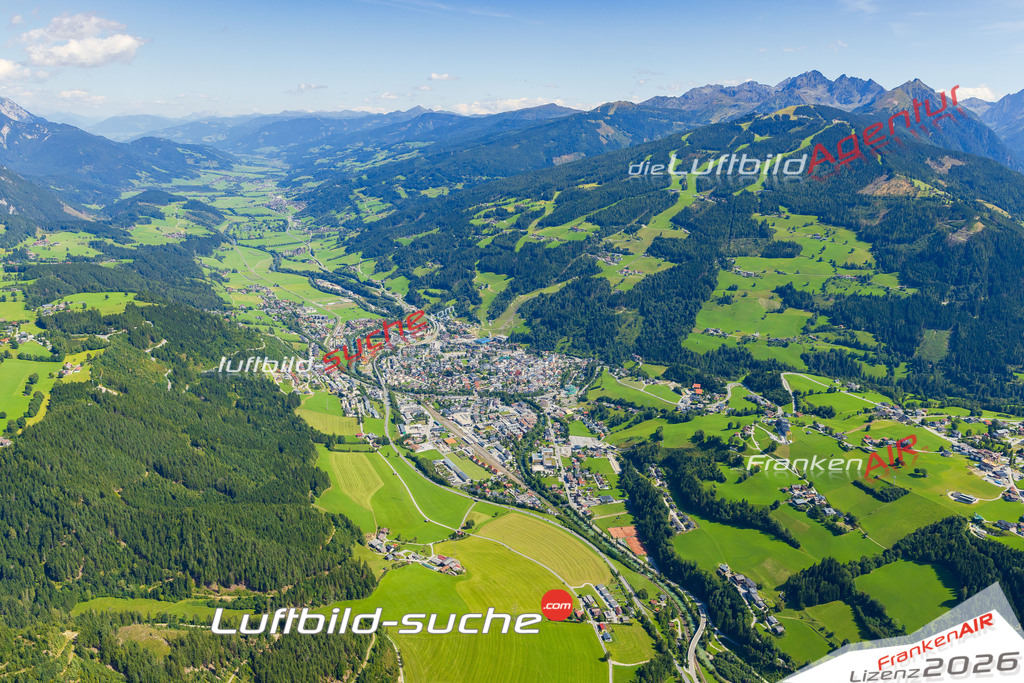 Luftaufnahme der Stadt Schladming - Die Luftaufnahme wurde 2025 vom UL-Flugzeug heraus erstellt ( keine Drohne ) - Hochauflösende Luftaufnahme - für professionelle Ausdrucke geeignet. Die Geschenkidee !Mit Lizenz und Bildrechte bestellbar