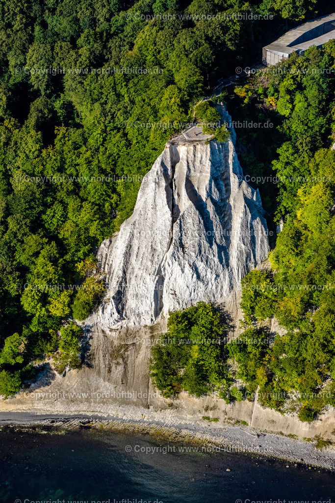 Kreidefelsen_Königsstuhl_Rügen_Els_7040100822 | STUBBENKAMMER 10.08.2022 Bewaldete Kreidefelsen - und Steilküsten- Landschaft im Nationalpark Jasmund an der Steilküste an der Ostsee in Stubbenkammer auf der Insel Rügen im Bundesland Mecklenburg-Vorpommern, Deutschland. // Wooded chalk cliffs and cliff landscape in the Jasmund National Park on the cliffs on the Baltic Sea in Stubbenkammer on the island of Ruegen in the state Mecklenburg-West Pomerania, Germany. Foto: Martin Elsen