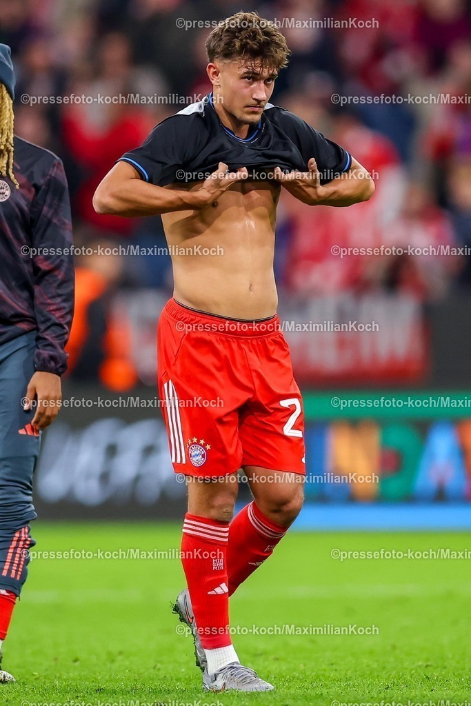 UCL22102501166 | 22.10.2025, Fußball, UEFA Champions League, FC Bayern München - Club Brügge, Allianz Arena, Saison 2025 2026: Tom Bischof (FC Bayern Muenchen #20) mit nacktem Oberkörper beim Trickottausch nach dem SpielRegulations prohibit any use of photographs as image sequences and or quasi-video.