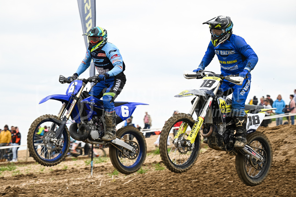 Motocross Schlatt bei Winterthur - 30. April 2023 | #6 Meier Hansjuerg aus Jenaz (CH) auf Jamaha YZ und #18 Weber Roman aus Ossingen (CH) auf Husqvarna FC 350 in der Kategorie Senioren am Motocross Schlatt bei Winterthur, 30. April 2023. 
Instagram: @mx_schlatt | @mc_wila | @sam_schweiz
Bild: Sportfotografie Markus Aeschimann | www.markus-aeschimann.ch - Realisiert mit Pictrs.com