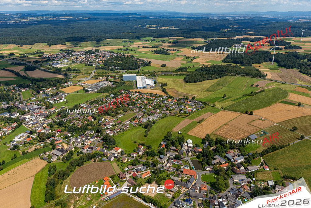 Aktuelles Luftbild von  Höchstädt im Fichtelgebirge Kauf mit Lizenz / Bildrechten möglich- Die Luftaufnahme wurde 2021 mittels UL-Flugzeug erstellt ( keine Drohne ) - hochauflösende Kamera-Systeme von  Canon -Beste Qualität - Für grossformatige Ausdrucke geeignet. Die Geschenkidee !