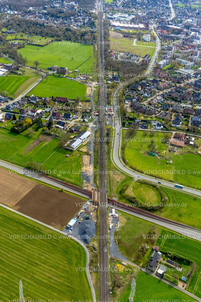 Voerde230301064Betuwe | Luftbild, Ausbau der Betuwe Linie zwischen Ruhrgebiet und den Niederlanden im Bereich Voerde zur dreigleisigen Bahnstrecke, , alle beschrankten Bahnübergänge werden entfallen oder durch Über- oder Unterführungen ersetzt werden. Vor allem ist die Ausbaumaßnahme für die Bahn mit der Verpflichtung verbunden, nunmehr Lärmschutz für die betroffenen Menschen zu gewähren. Stockum, Voerde, Niederrhein, Ruhrgebiet, Nordrhein-Westfalen, Deutschland