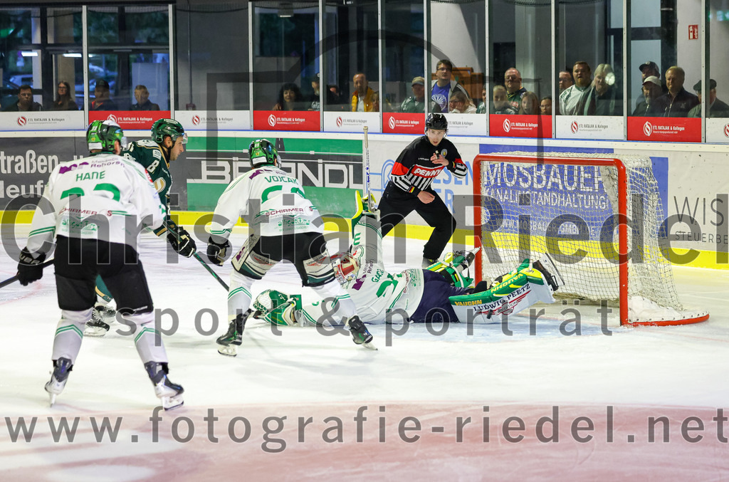 2025-09-21_106_TSV_Erding_gegen_Hoechstadter_Alligators | Erding, Deutschland, 21.09.2025:Eishockey, Oberliga Süd 2025 / 2026, 2. Spieltag, TSV Erding gegen Höchstadter Alligators, Endergebnis: 3:4Maximilian Forster (Erding Gladiators, #81), Torwart Luca Ganz (Höchstadt Alligators, #35)Foto: Christian Riedel / fotografie-riedel.net