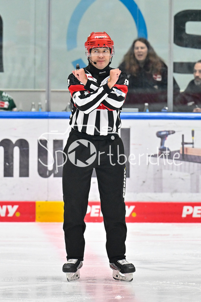 Augsburger Panther - Eisbären Berlin | im Bild Hauptschiedsrichter Martin FRANO der eine Strafe anzeigt / Behinderung / Symboild / DEL: Augsburger Panther - Eisbaeren Berlin, Curt Frenzel Stadion am 31.10.2024