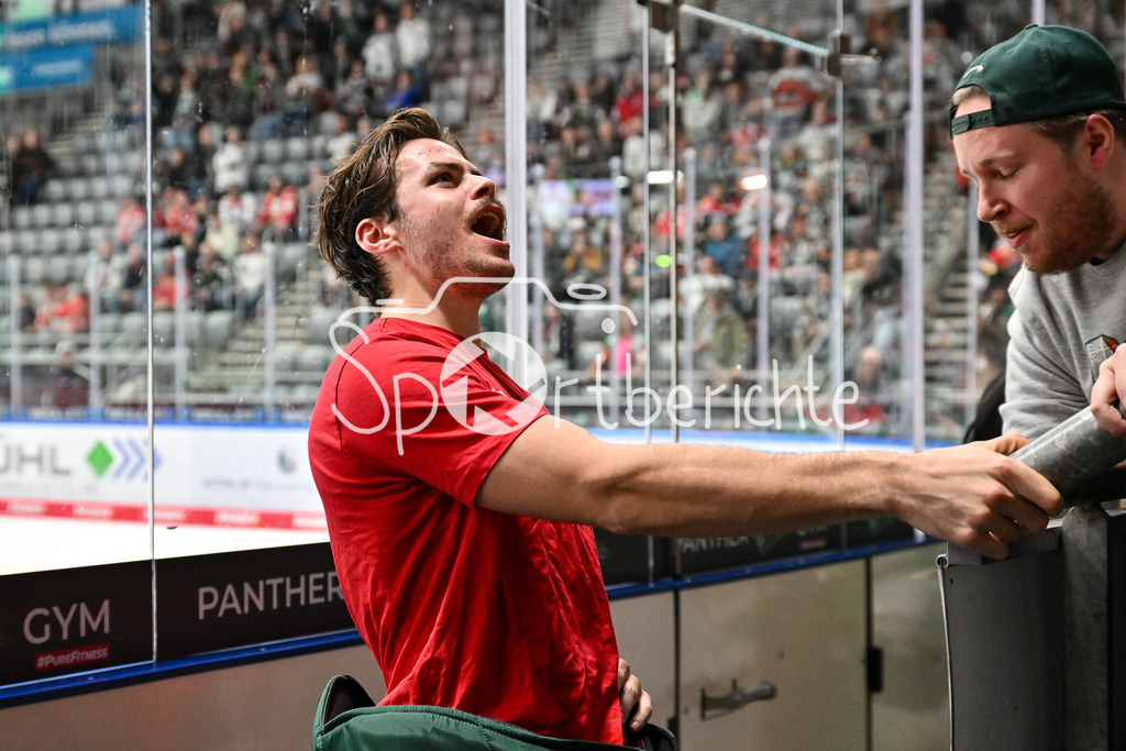 Augsburger Panther - Löwen Frankfurt | Die Spieler des AEV feiern zusammen mit den Fans den Heimsieg gegen Frankfurt / DEL: Augsburger Panther - Löwen Frankfurt, Curt Frenzel Stadiom am 11.10.2024 / Strauss MANN (Augsburger Panther #38) / Humba