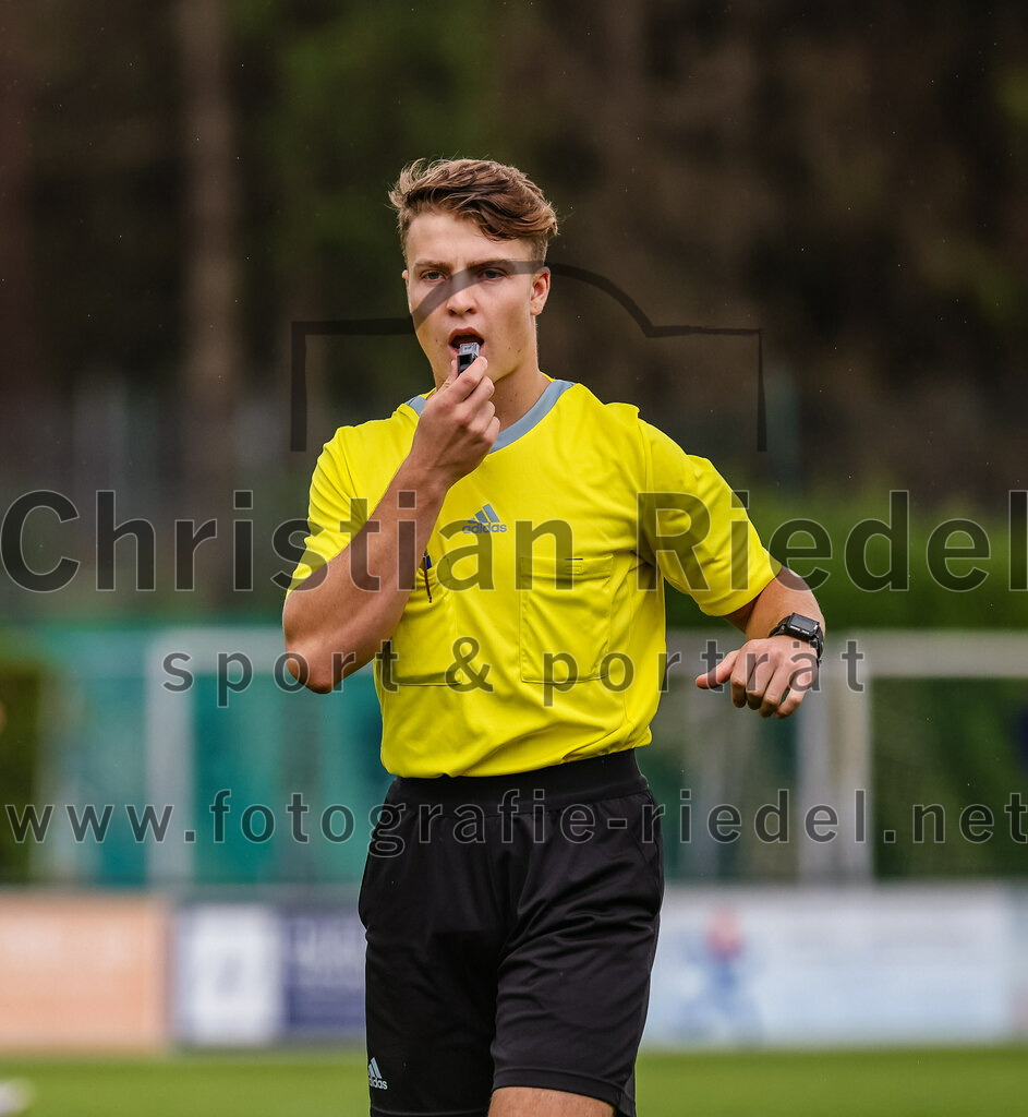 2023-08-05_019_FC_Langengeisling_gegen_SVN_Muenchen | Erding, Deutschland, 05.08.2023:
Fußball, Bezirksliga Oberbayern Ost 2023 / 2024, 2. Spieltag, FC Langengeisling gegen SVN München, Endergebnis: 1:3

Schiedsrichter Raphael Salzberger

Foto: Christian Riedel / fotografie-riedel.net
