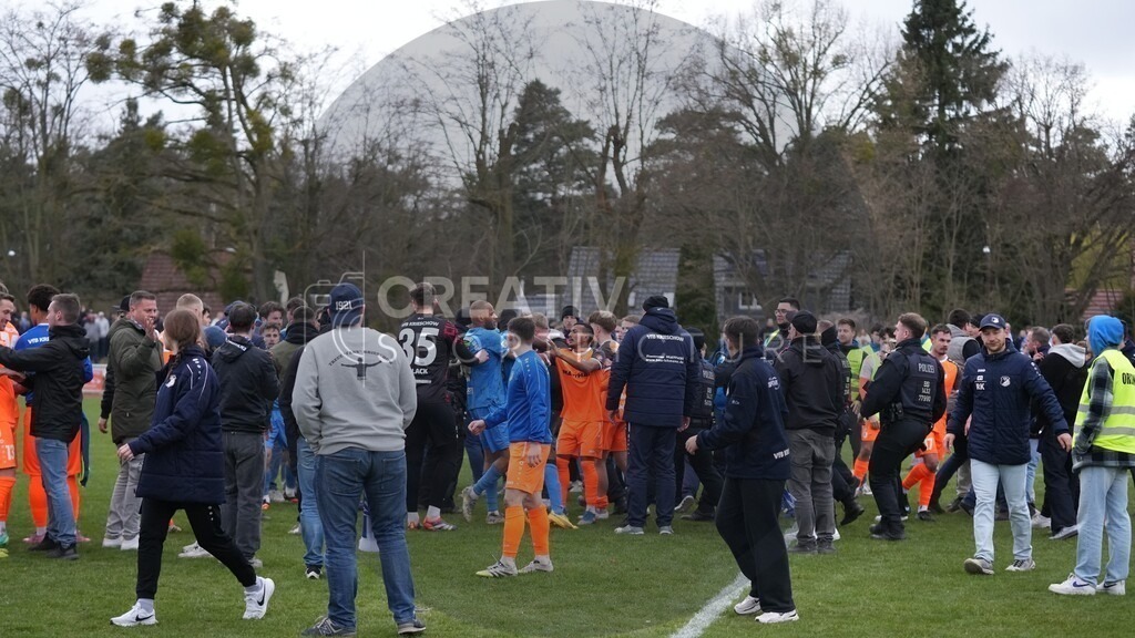 Fußball, Herren, Saison 2025/2026, Landespokal Brandenburg, Halbfinale, RSV Eintracht 1949 vs. VfB 1921 Krieschow, Samstag 28.03.2026, Sportplatz-Heinrich-Zille-Straße | Fußball, Herren, Saison 2025/2026, Landespokal Brandenburg, Halbfinale, RSV Eintracht 1949 vs. VfB 1921 Krieschow, Samstag 28.03.2026, Sportplatz-Heinrich-Zille-Straße, Im Bild: Rassismus Vorwürfe und Tumulte nach Abpfiff erfordern eingreifen der Polizei - Realisiert mit Pictrs.com