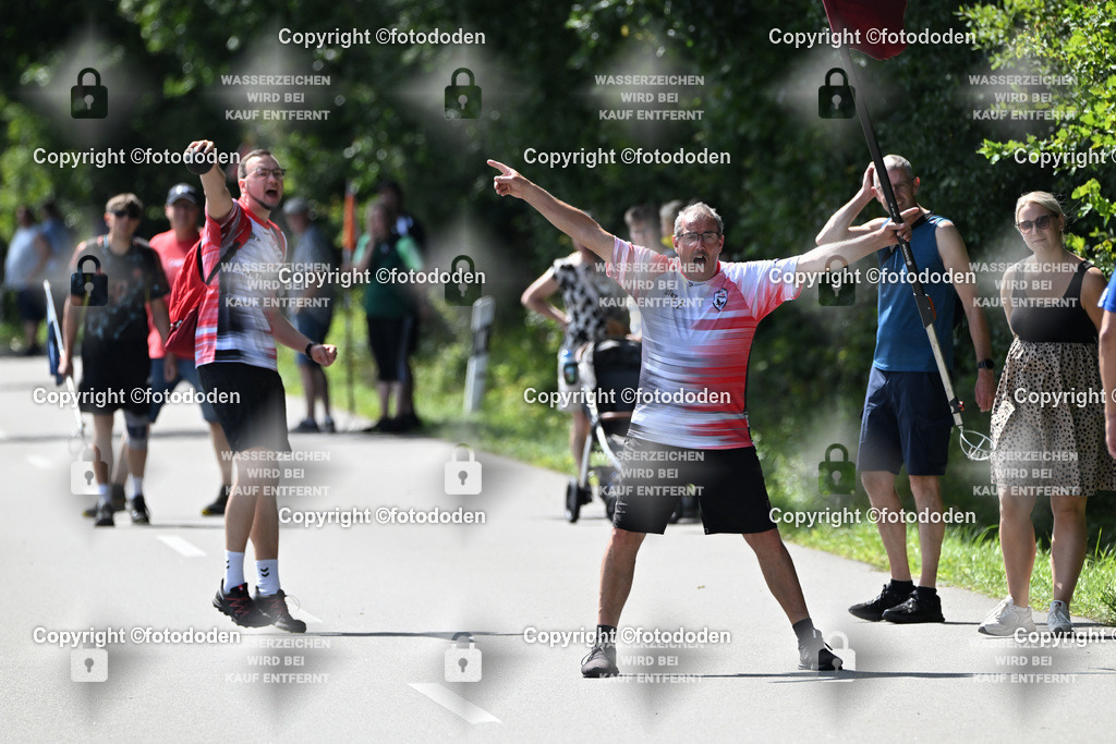 DSC_1071 | Björn Warfsmann (links) warf mit Martin Siebolds (Burhafe). Als Bahnanweiser war Martins Vater Dieter Siebolds dabei.