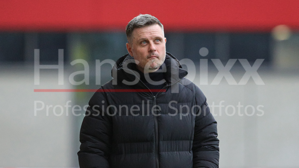 Fussball, Google Pixel Frauen-Bundesliga, FC Bayern München - SV Werder Bremen | v.li.: Alexander Straus (Trainer, FC Bayern München) Portrait, Nahaufnahme, Einzelfoto, Einzelbild, DIE DFB-RICHTLINIEN UNTERSAGEN JEGLICHE NUTZUNG VON FOTOS ALS SEQUENZBILDER UND/ODER VIDEOÄHNLICHE FOTOSTRECKEN. DFB REGULATIONS PROHIBIT ANY USE OF PHOTOGRAPHS AS IMAGE SEQUENCES AND/OR QUASI-VIDEO.