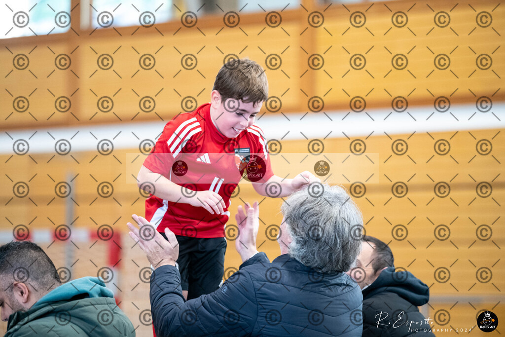 20241124_FCR-Hallenturnier-F3_2_023 | Sport und Naturfotografie von Roberto Esposito zeigt echte Momente Bewegung und die Schönheit der Natur. Ausdrucksstarke Bilder schaffen Emotionen.