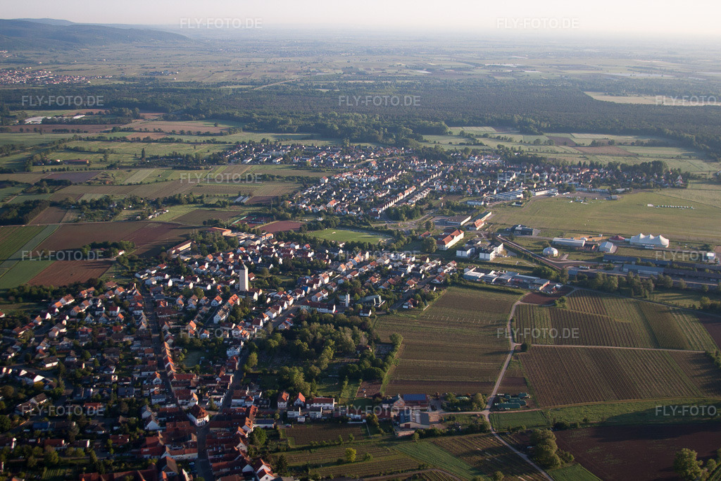Luftbild: Goethestr im Ortsteil Lachen in Neustadt im Bundesland Rheinland-Pfalz in Deutschland. Foto: IMG_64615.jpg vom 04.05.2014 durch Werner Riehm/FLY-FOTO.de