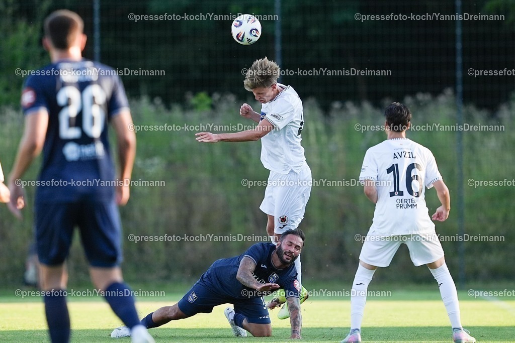 xYDR04072501068 | 04.07.2025, xydrx, Fußball, FC Viktoria Köln - SC Wiedenbrück, Testspiel, Trainingsplatz Pohlstadtsweg: Felix Mueller (Viktoria Köln #45) im Zweikampf gegen Saban Kaptan (SC Wiedenbrück #10)