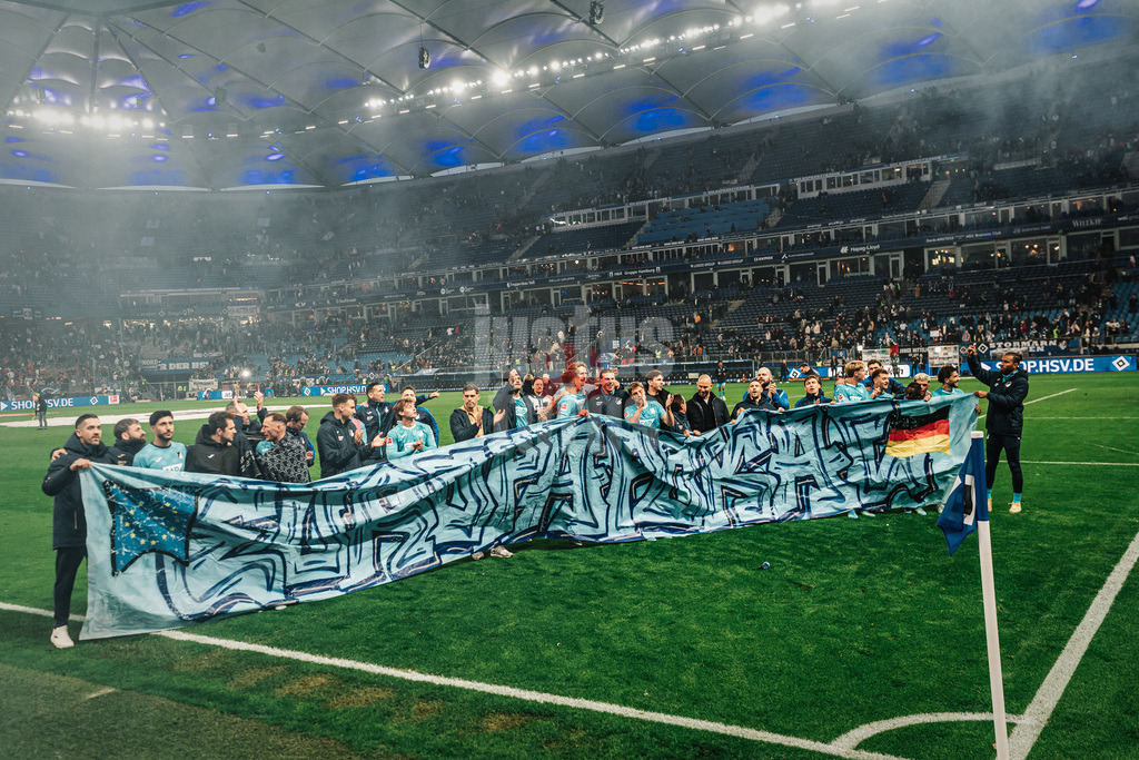 Fußball | Männer | Saison 2025/2026 | 1. Fußball-Bundesliga | 31. Spieltag | Hamburger SV vs. TSG Hoffenheim | 25.04.2026 | Das Team aus Hoffenheim feiert den Sieg und den Einzug in den Europapokal
