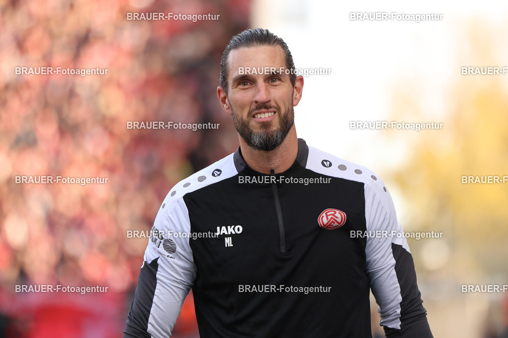 Rot-Weiss Essen - Viktoria Köln - 3.Liga | Essen, Deutschland, 18.10.2025 Manuel Lenz (Rot-Weiss Essen) schaut  während des 3.Liga Spiels zwischen Rot-Weiss Essen- Viktoria Köln im Stadion an der Hafenstraße am 01.08.2025 in Essen. (Foto von Timo Bluhmki-Schmidt/ Brauer Fotoagentur