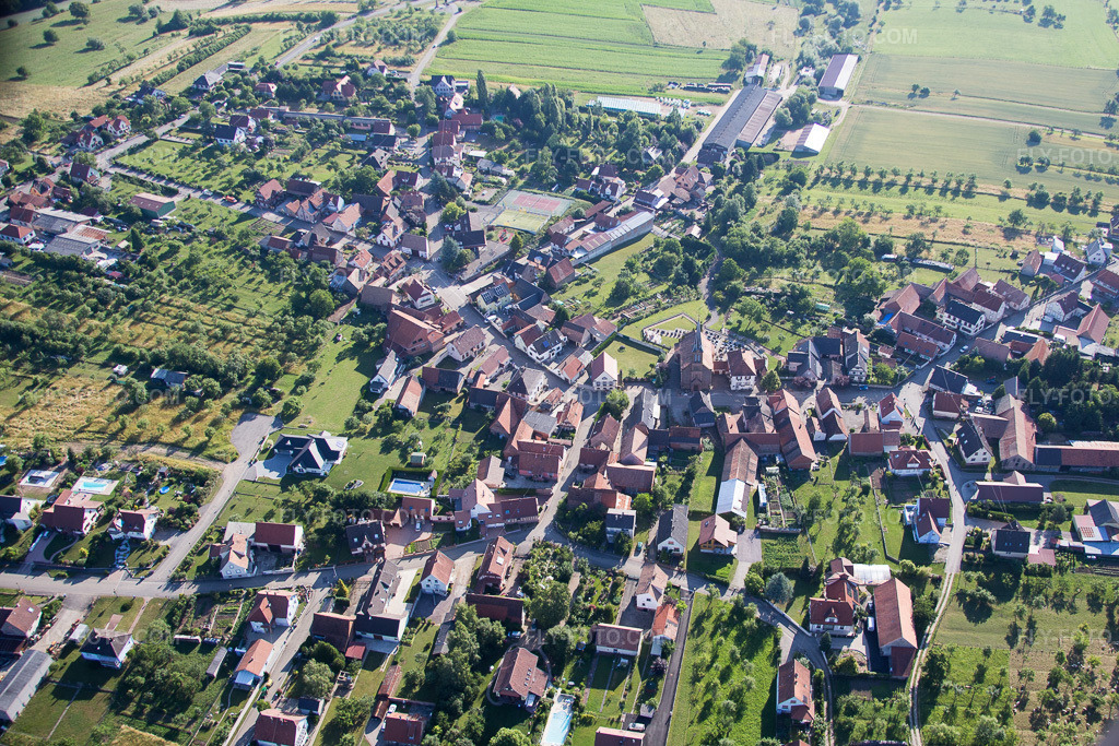 Aerial view: Village view in Dieffenbach-lès-Wœrth in the state Bas-Rhin, France. – Photo: IMG_082963.jpg taken on 06/26/2015 by Werner Riehm/FLY-FOTO.com – Resolution of the original: 4737 x 3158 px