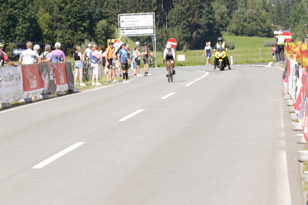 966_20230817_Bewerb_Maenner_Muehlanger | AUT - OESTERREICH, 2023-08-16: SPORT RENNRAD-FAHREN - 55. INTERNATIONALER RADWELTPOKAL IN ST. JOHANN IN TIROL  - Vintage-Radrennen mit WM-Bronze-Medaillen-Siegerin Christina Schweinberger, den Teilnehmer und Alexander Baumann (vom Orginastions-Team) - TAG 2 BEWERB MAENNER IN SECHS GRUPPEN  ; Foto: Roland Muehlanger