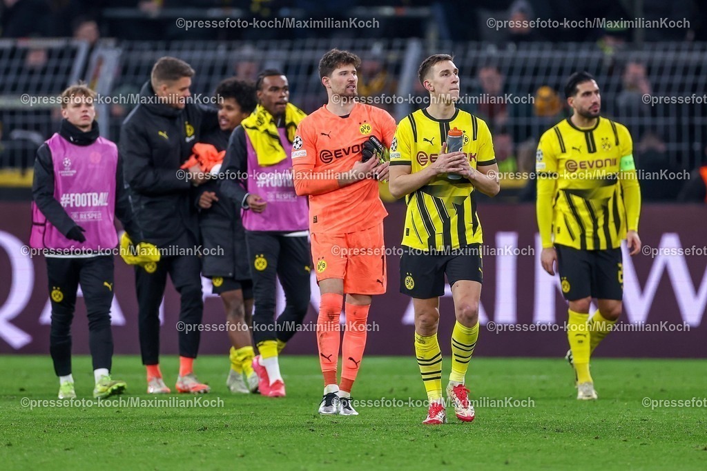 UCL1902250102377 | 19.02.2025, Fußball, UEFA Champions League, Borussia Dortmund - Sporting Lissabon, Signal Iduna Park, Knockout phase play-offs, Saison 2024 2025: Abschlussjubel Abschlussrunde Torwart Gregor Kobel (BVB #1), Nico Schlotterbeck (BVB #4), Emre Can (BVB #23)