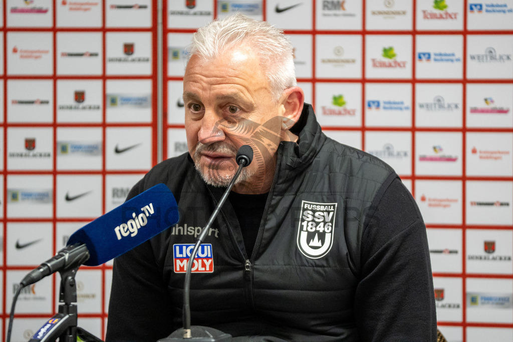 SG Sonnenhof Grossaspach vs. SSV Ulm 1846 Fussball, Fussball, WFV-Pokal, Viertelfinale, 01.04.2026 | Pavel Dotchev (Trainer SSV Ulm 1846 Fussball) bei der Pressekonferenz nach der Niederlage,SG Sonnenhof Grossaspach vs. SSV Ulm 1846 Fussball, Fussball, WFV-Pokal, Viertelfinale, 01.04.2026