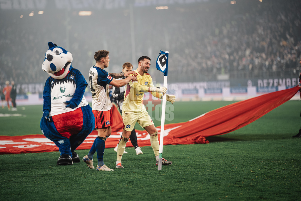 Fußball | Männer | Saison 2025/2026 | 1. Fußball-Bundesliga | 13. Spieltag | Hamburger SV vs. SV Werder Bremen | 07.12.2025 | v.l. Nicolai Remberg (#21, HSV) und Daniel Heuer Fernandes (#1, HSV) jubeln nach dem Sieg