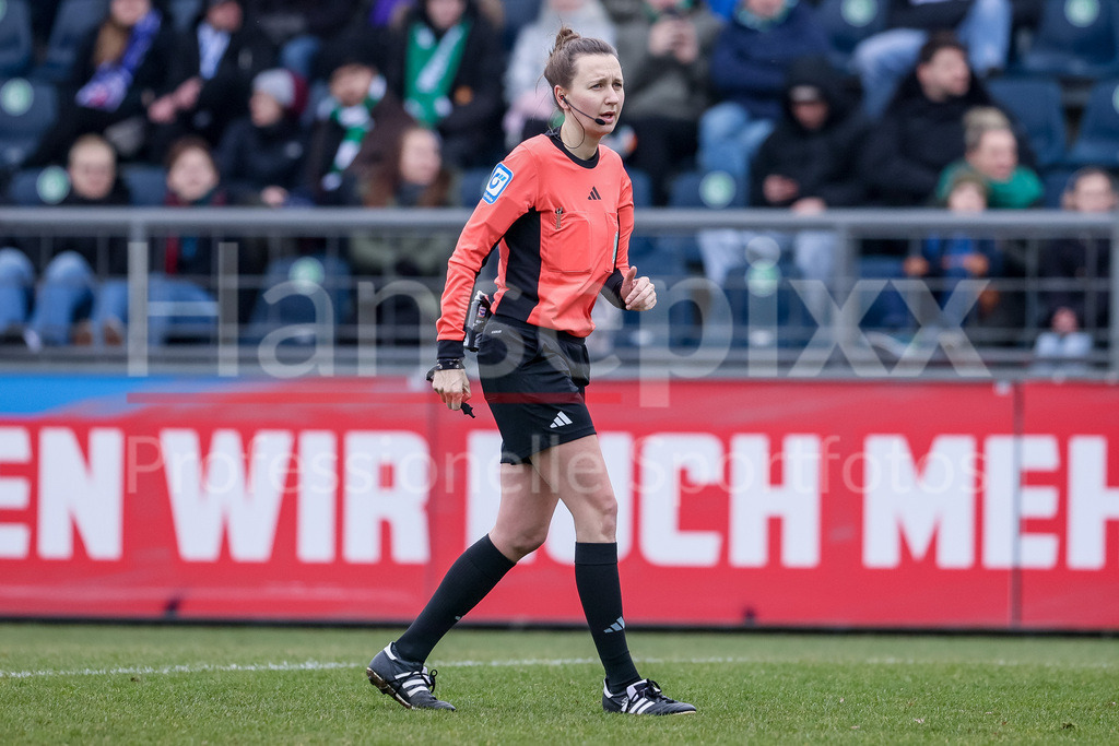 Fussball, Google Pixel Frauen-Bundesliga, 1. FFC Turbine Potsdam - SV Werder Bremen | v.li.: Schiedsrichterin Sina Diekmann, DIE DFB-RICHTLINIEN UNTERSAGEN JEGLICHE NUTZUNG VON FOTOS ALS SEQUENZBILDER UND/ODER VIDEOÄHNLICHE FOTOSTRECKEN. DFB REGULATIONS PROHIBIT ANY USE OF PHOTOGRAPHS AS IMAGE SEQUENCES AND/OR QUASI-VIDEO.