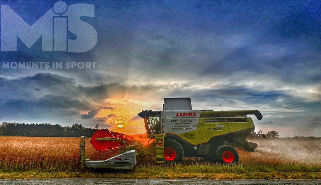 MIS_180818cm005 | 26.07.2022,  Bad Wörishofen, Unterallgäu, Getreidefeld wird im Sonnenuntergang mit Mähdrescher abgeerntet. - Realisiert mit Pictrs.com