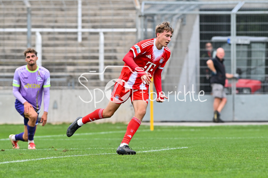 FC Bayern Amateure - FC Würzburger Kickers | Jubel der Bayern nach dem Treffer zum 1-3 durch Artur DEGRAF (FC Bayern Muenchen II 21) / Tor / Torschuetze / Freude / Happy / Regionalliga Bayern: FC Bayern Amateure - FC Würzburger Kickers; Grünwalder Stadion am 27.09.2025