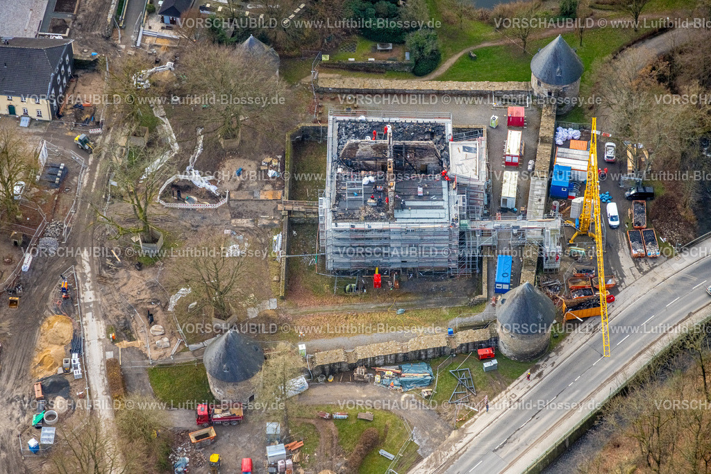 Velbert251201041Neviges | , Luftbild, Schloss Hardenberg, Aufräumarbeiten und Sicherungsarbeiten nach dem Vollbrand des Schlosses am 21.11.2025,  Umbau und Renovierung mit Baugerüst und Baukran, Neviges, Velbert, Bergisches Land, Nordrhein-Westfalen, Deutschland