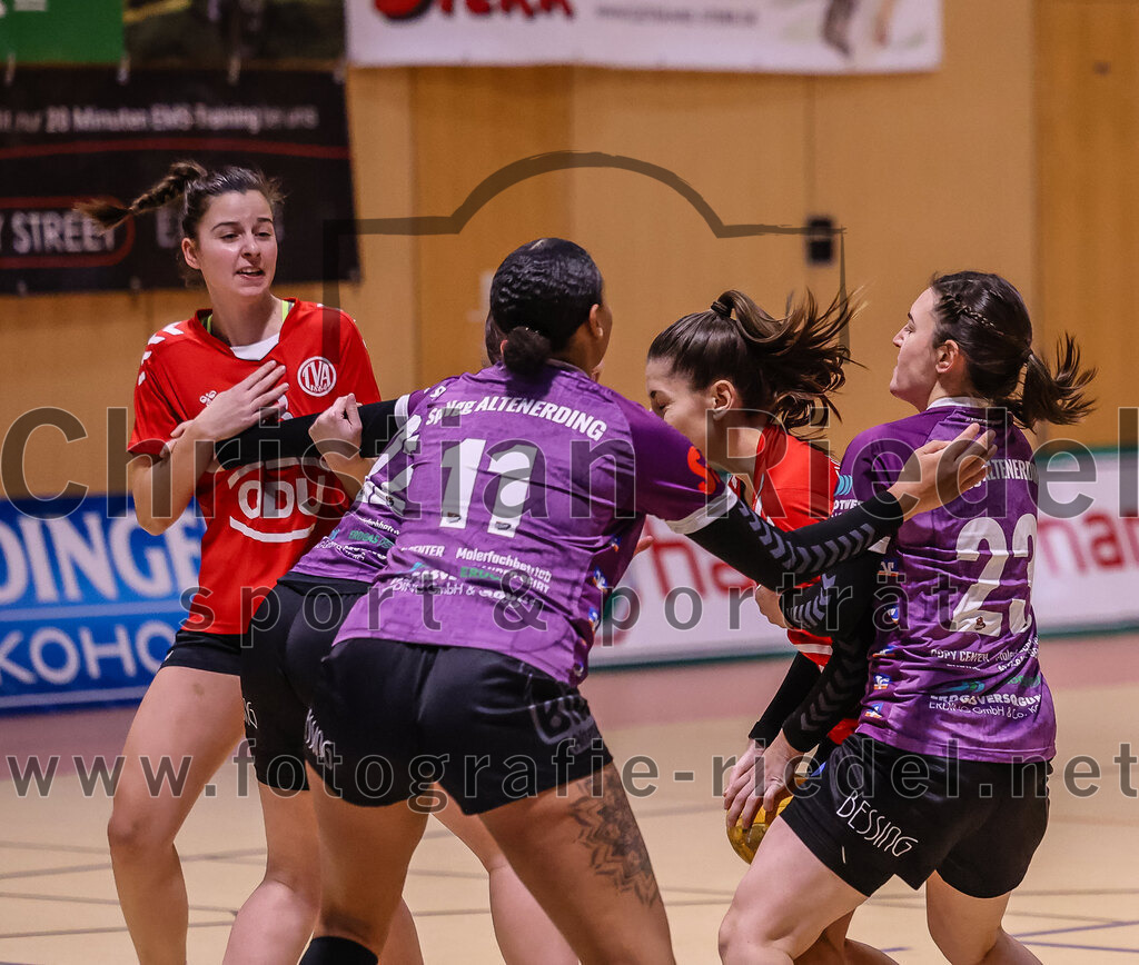 2025-01-18_010_SpVgg_Altenerding_gegen_TV_Altoetting | Erding, Deutschland, 18.01.2025:Handball, Bezirksoberliga Frauen Altbayern 2024 / 2024, 11. Spieltag, SpVgg Altenerding gegen TV Altötting, Endergebnis: 19:24Nikayla Alston (SpVgg Altenerding, #11), Sarah Greilinger (TV Altötting, #31), Katharina Künstner (SpVgg Altenerding, #23)Foto: Christian Riedel / fotografie-riedel.net